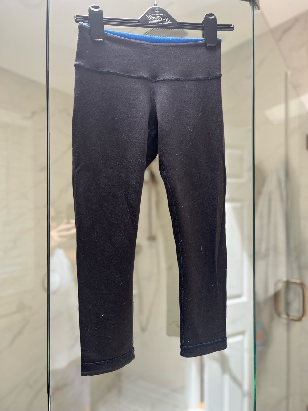 lululemon athletica reversible black to bright blue capris size 4